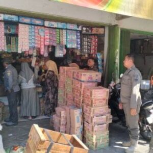 Satpol PP Bondowoso Razia Rokok Ilegal di Kecamatan Tegal Ampel