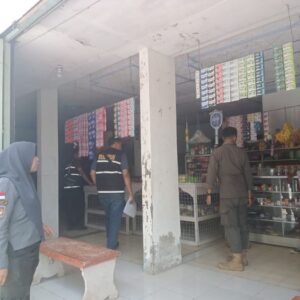 Satpol PP Bondowoso Razia Rokok Ilegal di Kecamatan Tapen