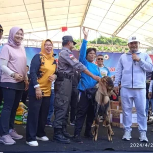 Jalan Sehat, Wali Kota Madiun Bagikan Ratusan Hadiah