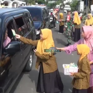 Peringati Hari Kartini Siswa Bagikan Obat Jentik Nyamuk