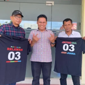 Relawan Pro Jadi Juara Berikan Bantuan 2000 kaos untuk Paslon Nomor 03 Sujatno – Ida