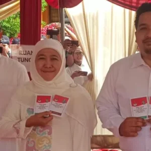 Khofifah Salurkan Hak Pilihnya di TPS 19 Jemursari