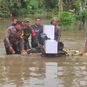 Tanggap Bencana, Polsek Jajaran Polres Ngawi Sigap Bantu Warga Terdampak Banjir