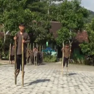 Siswa SD di Magetan Memainkan Permainan Tradisional