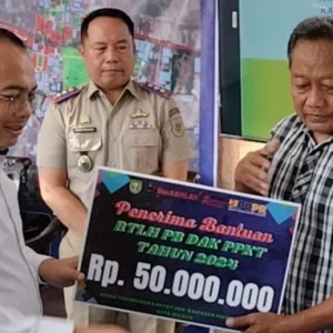 PJ Wali Kota Madiun Serahkan Bantuan RTLH DAK PPKT