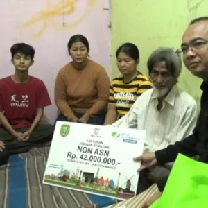 Pj Wali Kota Madiun Salurkan Bantuan Pro JKK-JKM kepada Ahli Waris Anggota Tagana