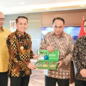 Fasilitasi Media Center Kelas Dunia dalam Penyelenggaraan PON XXI, Pemprov Sumut Beri Penghargaan untuk Menkominfo