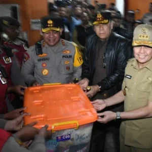 Pj Gubernur Sumut dan Forkopimda Serahkan ‘Extra Fooding’ Pada Petugas KPU dan Bawaslu