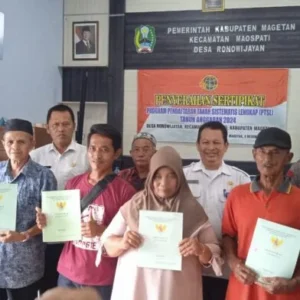 367 Warga Ronowijayan Terima Sertifikat Tanah Program PTSL