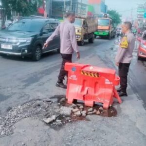 Kapolsek Krian Ajak Anggota Berikan Rambu Tanda Jalan Berlubang