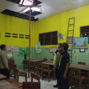 Kapolsek Krian Tinjau Langsung Kerusakan Plafon Kelas SDN Sidomojo