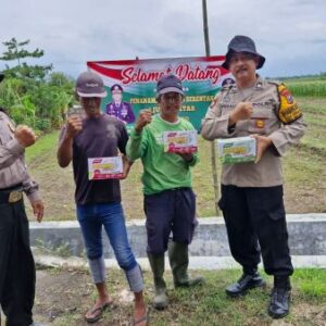 Polsek Balongbendo Serahkan Pupuk untuk Tanaman Jagung ke Masyaraka