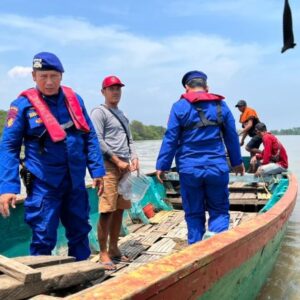 Adanya Potensi Cuaca Ekstrim, Satpolairud Polresta Sidoarjo Patroli Temui Nelayan