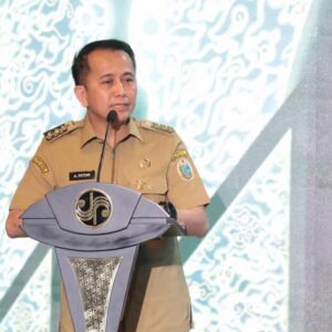 Dirjen Bina Keuangan Daerah Kemendagri Agus Fatoni Terima Penghargaan dan PIN Emas Dari Menteri BUMN.