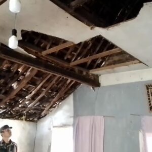 Diguyur Hujan Disertai Angin, Rumah Lansia di Magetan Runtuh