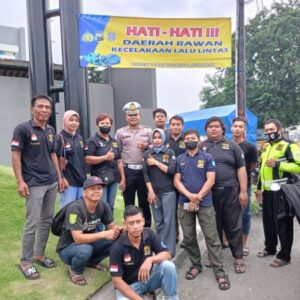 Polisi Pasang Banner Himbauan Rawan Kecelakaan Lalu Lintas di Jalan Raya Trosobo