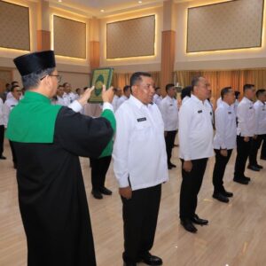 Kakanwil Ditjenpas Jatim Lantik Sejumlah Pejabat Baru serta Canangkan Pakta Integritas dan Perjanjian Kinerja 2025