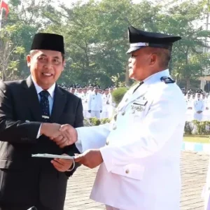 Upacara Peringatan Hari Jadi ke 456, Pj Bupati Madiun Serahkan 192 SK Perpanjangan Jabatan Kades