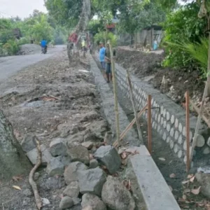 Manfaakan Dana Desa, Pemdes Kedungbanteng Bangun Saluran Drainase