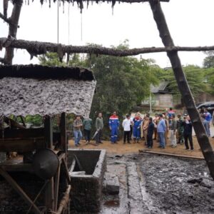 Pj. Bupati Bojonegoro Dampingi Lawatan Menteri Lingkungan Hidup RI di Sumur Minyak Tradisional Desa Wonocolo