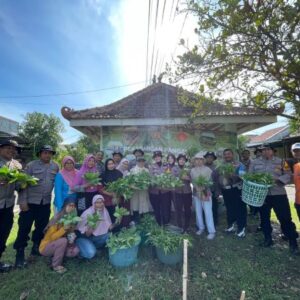 Kapolsek Sedati Panen Sayur Untuk Tingkatkan Ketahanan Pangan Lokal