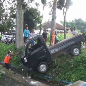 Mobil Pik Up Membawa Kulit Sapi Terjun Sungai di Jalur Wisata