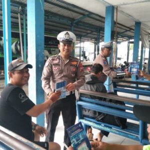 Satlantas Polres Magetan Gencar Bagikan Brosur Keselamatan