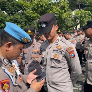 Antisipasi Penyalahgunaan Alat Komunikasi, Propam Polresta Sidoarjo Periksa HP Anggota