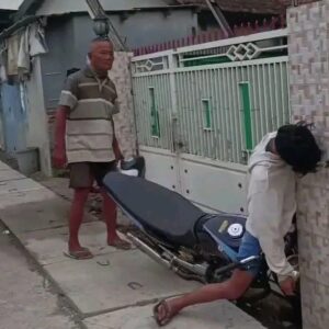 Diduga Mabuk Pengendara Motor Tabrak Pagar Rumah