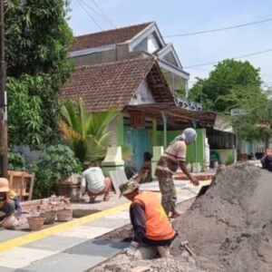 PUPR Bangun Drainase dan Trotoar  di Maospati