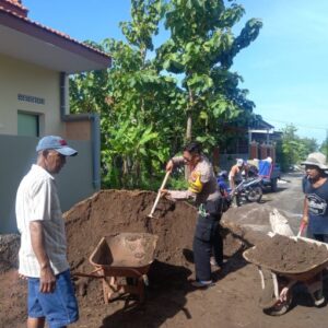 Anggota Polsek Krembung Kerja Bakti Bareng Warga Renovasi Mushola