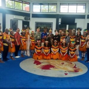 Sambangi Papua, Rombongan SKKP Disambut Tarian Daerah dan Penyematan Mahkota Kasuari