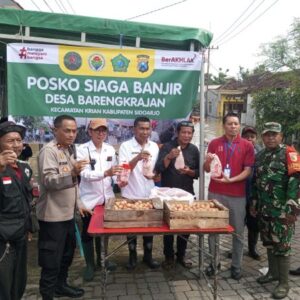 Solid Bersinergi Dirikan Tenda Darurat Siaga Banjir di Desa Barengkrajan