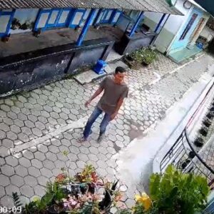 Uang Tunai dan Perhiasan Raib Digondong Maling Terekam CCTV
