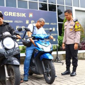 Senyum Warga usai Kapolres Gresik Kembalikan Motor Curian Kepada Pemilik Kendaraan