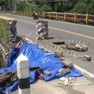 Jembatan Penghubung Dua Provinsi Longsor