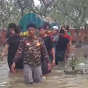 Viral !!! Warga Driyorejo Gresik Makamkan Jenazah di Tengah Banjir