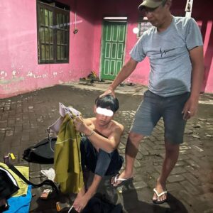 Aksi Unik Pemuda Mencuri Pakaian Dalam Wanita Kemudian Langsung Dipakainya