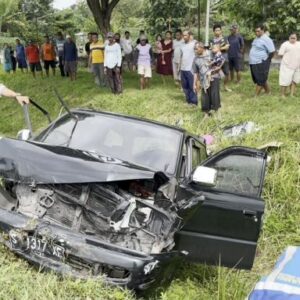 Diduga Mengantuk, Sebuah Mobil Kecelakaan Tunggal Di Tol Ngawi 2 Orang Terluka