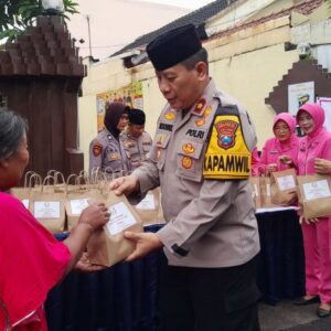 Polsek Taman Bersama Bhayangkari Bagikan Takjil Serta 200 Nasi Kotak