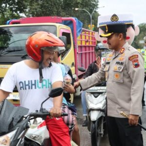 Semarak Ramadhan, Polres Grobogan Bagikan Ratusan Takjil pada Pengguna Jalan