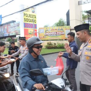 Lebih Dekat Masyarakat, Polresta Sidoarjo Bagikan Takjil Depan Mako
