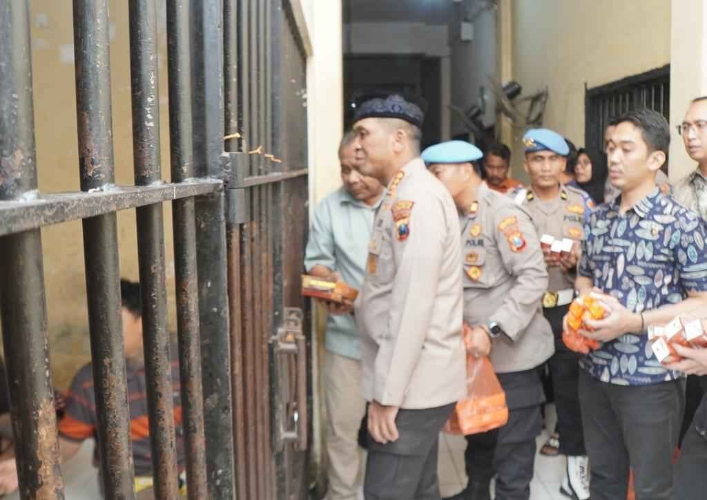 Kapolresta Sidoarjo Bagikan Takjil Buka Puasa ke Tahanan