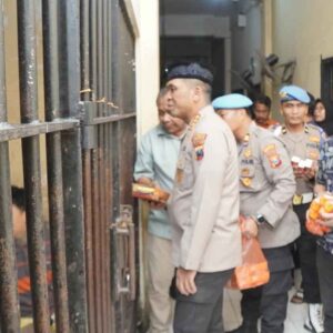Kapolresta Sidoarjo Bagikan Takjil Buka Puasa ke Tahanan