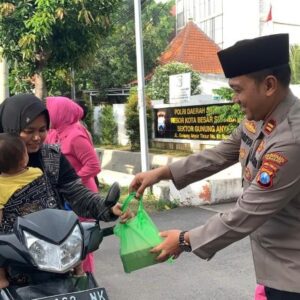 Polsek Gunung Anyar dan Bhayangkari Bagikan Takjil, Jalin Kedekatan Polri dan Masyarakat