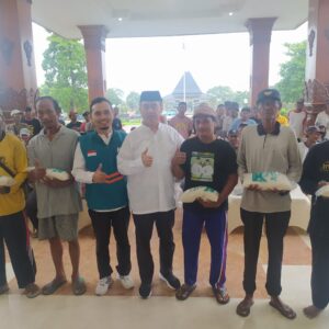 Bersama Bupati Madiun, Nurul Hayat Salurkan Zakat Fitrah