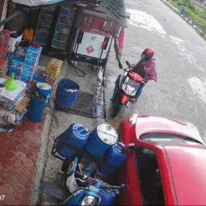 Viral !!! Seorang Pengendara Motor Sedang Isi Bensin Ditabrak Mobil Nissan Juke