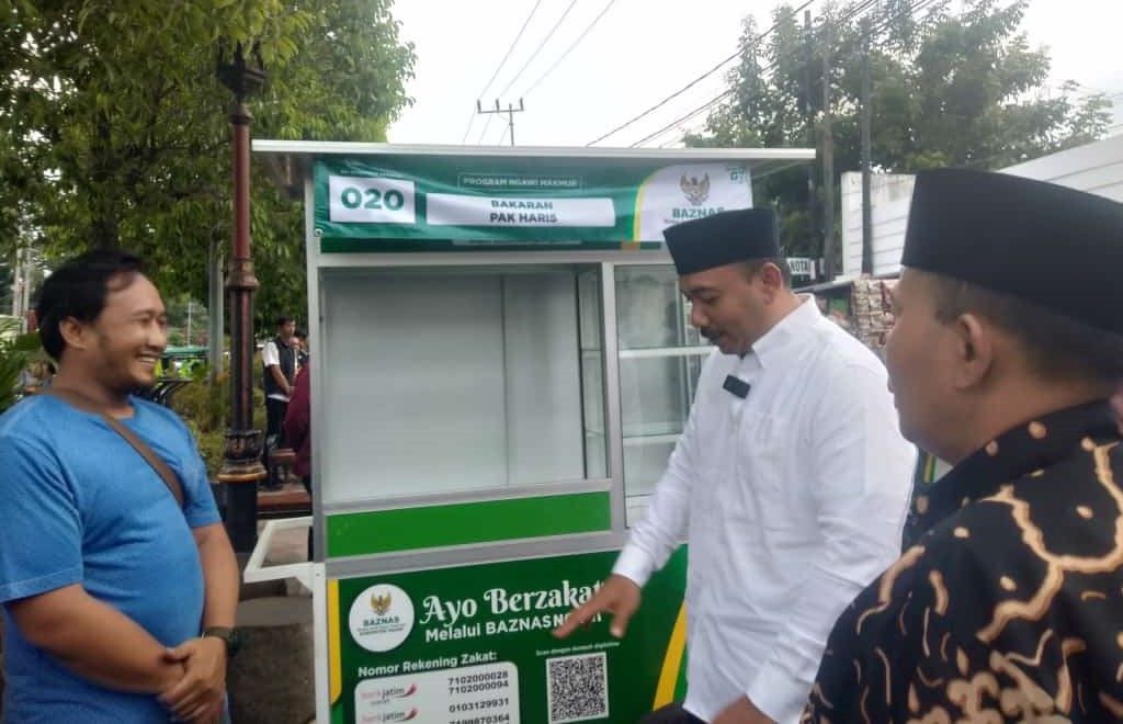 Dongkrak Ekonomi Kerakyatan, Bupati Ngawi Serahkan Gerobak Gratis Ke Pedagang Jalan Yos Sudarso
