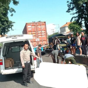 Kendaraan Oleng, Dua Korban Berboncengan Meninggal Dunia Terlindas Truk