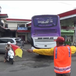 Lebaran, Petugas Pengatur Lalu Lintas Dadakan Terima Berkah
